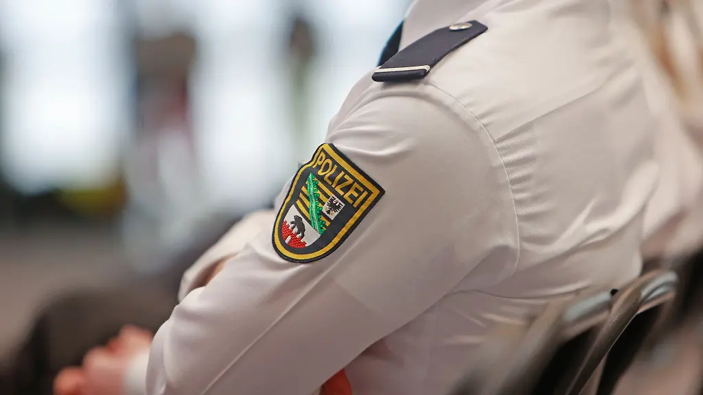 Ein-Polizeianwaerter-nimmt-an-einer-Zeugnisausgabe-der-Fachhochschule-der-Polizei-Sachsen-Anhalt-teil