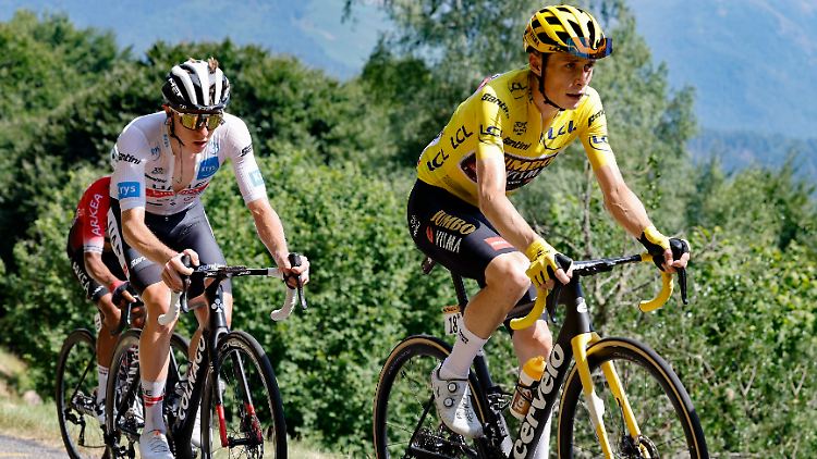 Vingegaard (r.) geht auch in diesem Jahr als leichter Favorit in die Tour.