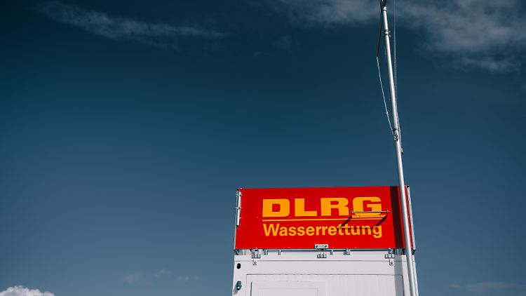 Rettungsschwimmer eilten dem Mann und seinem Sohn zu Hilfe. (Symbolbild)