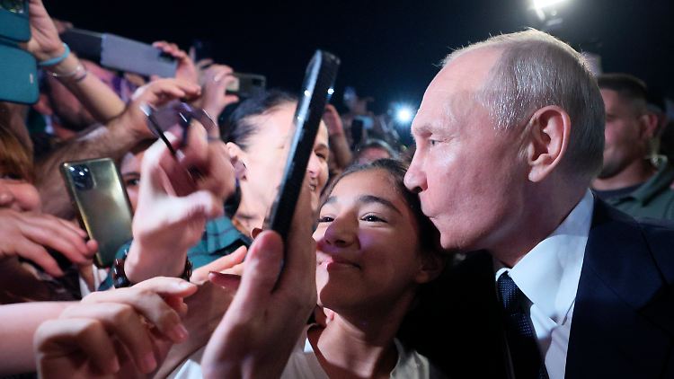 So viel Nähe lässt Wladimir Putin nur selten zu.