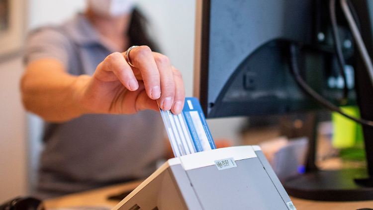 Statt eines Rezeptes auf Papier: Auch über die Versichertenkarte der Krankenkasse lassen sich künftig Medikamente aus der Apotheke abholen.