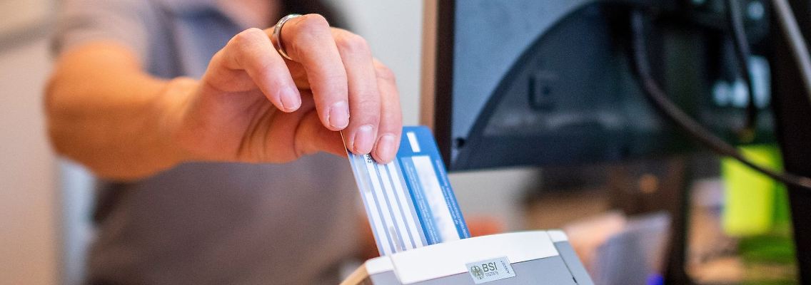 Statt eines Rezeptes auf Papier: Auch über die Versichertenkarte der Krankenkasse lassen sich künftig Medikakmente aus der Apotheke abholen.
