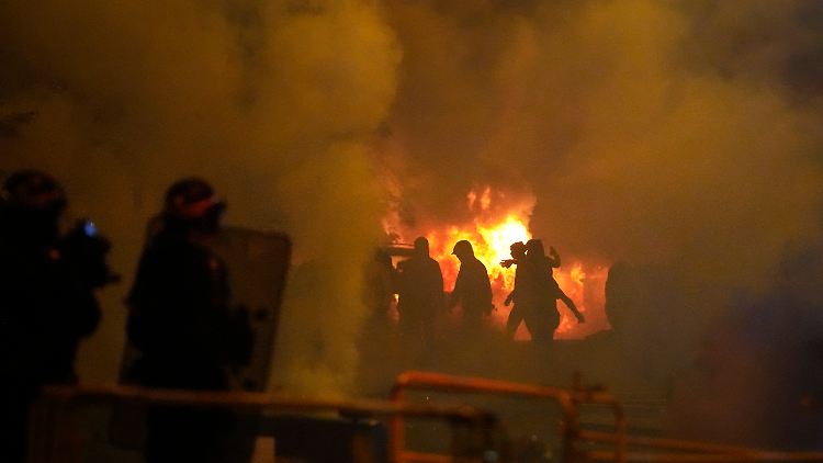 Jugendliche und die Polizei sind bei den Ausschreitungen unter anderem in Nanterre außerhalb von Paris zusammengestoßen