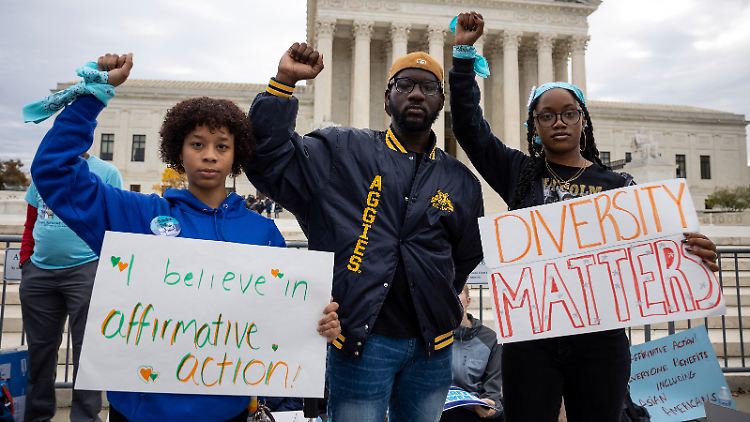 Afroamerikanische Studenten protestieren vor dem Supreme Court für das Prinzip der Affirmative Action.
