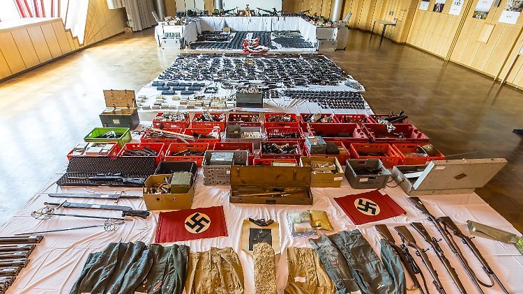 35 Langwaffen, 25 Maschinenpistolen, 100 Pistolen, 400 Signalwaffen und mehr als 10.000 Schuss Munition beschlagnahmten die Ermittler bei den Bandidos in Österreich.