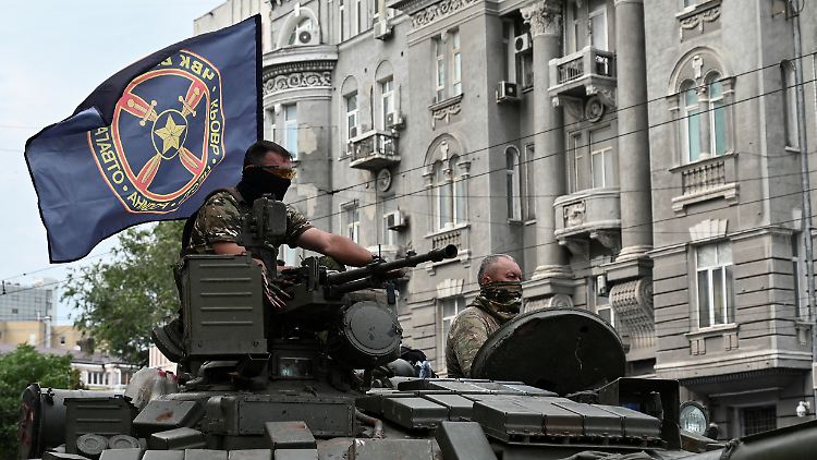 Wagner-Söldner auf einem Panzer in der russischen Stadt Rostow am Don.
