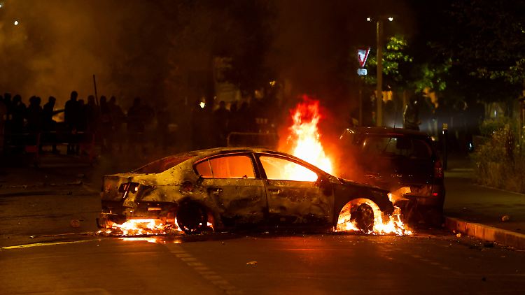 Nicht nur in Nanterre brannten in der Nacht Autos und Barrikaden.