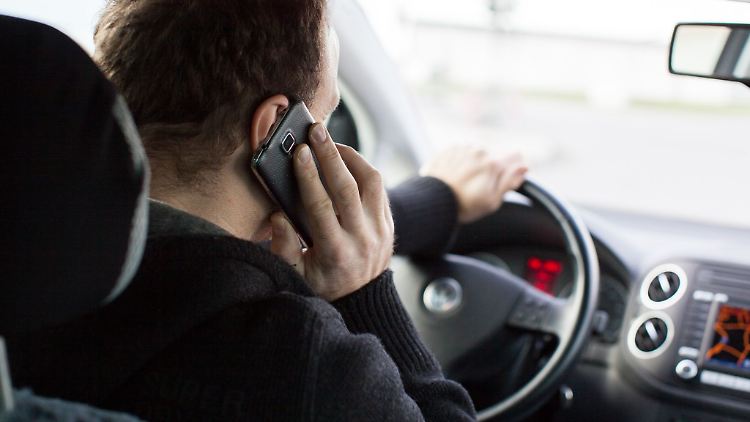 So nicht: Mit dem Handy in der Hand am Steuer zu telefonieren ist verboten.