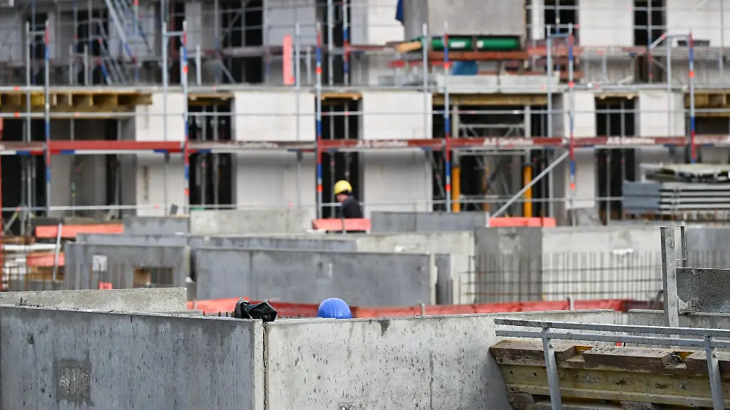 Arbeiter-auf-einer-Baustelle-fuer-Wohnungen-auf-der-auch-staatlich-gefoerderte-Wohnungen-entstehen