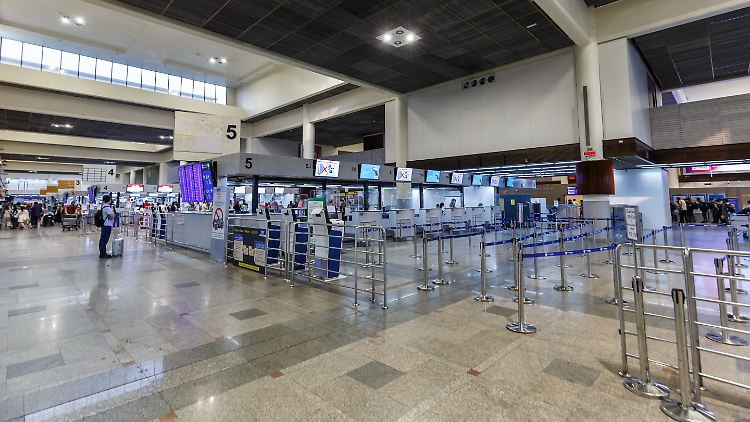 Im Flughafen Don Mueang in Bangkok ist eine Frau auf einem Laufband gestürzt. Im Krankenhaus musste ihr anschließend das Bein amputiert werden.