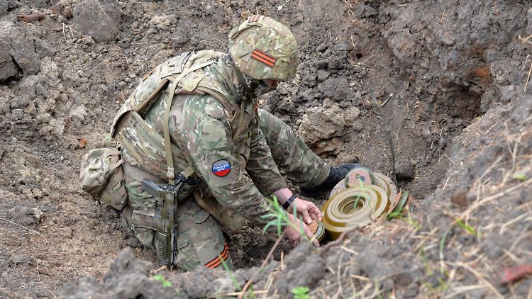 Russische Soldaten sprengen in der Region Charkiw Minen.