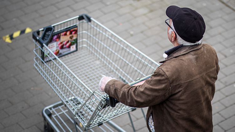 Bei einer niedrigen Rente reiche das Geld kaum noch für Lebensmittel oder Medikamente, beklagt der VdK.