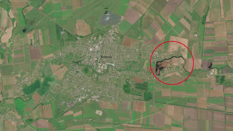 Satellitenfoto vom 27. Juni: Östlich von Tokmak sind der Damm und das aufgestaute Wasser gut zu erkennen.