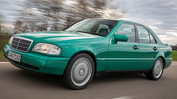 So sieht doch kein Oldtimer aus, oder? Doch, zwar ist dieses Ausflugsgefährt ein C 280 von 1996, doch die Mercedes-Baureihe W 202 debütierte in der Tat bereits vor 30 Jahren.