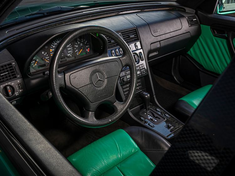 Auch die Interieurs bei Mercedes konnten in den 1990er Jahren für die Schwaben eher ungewohnte Farbtöne annehmen.