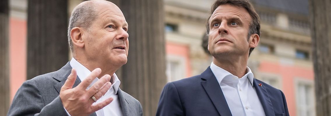 Bundeskanzler Olaf Scholz (l.), der sonst für Emmanuel Macron der wichtigste Gesprächspartner in Berlin ist, hat diesmal nur eine Nebenrolle.