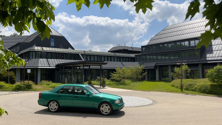 Zurück in die Vergangengeit: Ausflug zum "Haus Lämmerbuckel", wo Mercedes die C-Klasse vor 30 Jahren präsentierte.