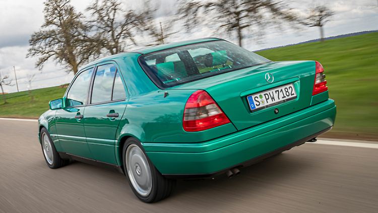 Mag der Vorgänger 190 der Baureihe W 201 für traditionelle Mercedes-Kunden noch wie ein UFO gewirkt haben, war man Anfang der 1990er solche Formen schon gewohnt.