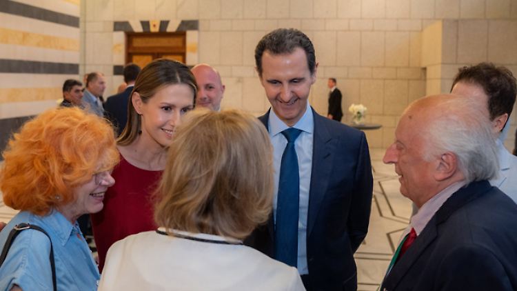 Inszenierung von Normalität: Assad und seine Frau begrüßen Teilnehmer einer Konferenz.