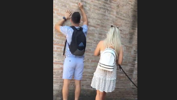Der englische Tourist wurde auf frischer Tat ertappt.