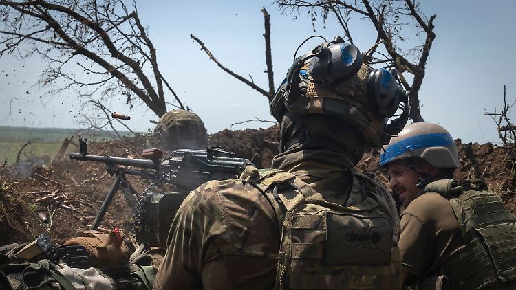 Krieg in der Ukraine: Ein ukrainischer Soldat feuert mit einem Maschinengewehr Richtung Gegner.
