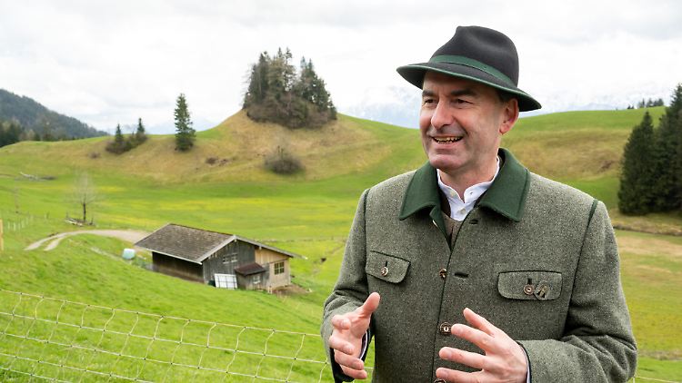 Hubert Aiwanger: streng, aber knuffig, grantelnd, aber fleißig, altmodisch, aber Kult.