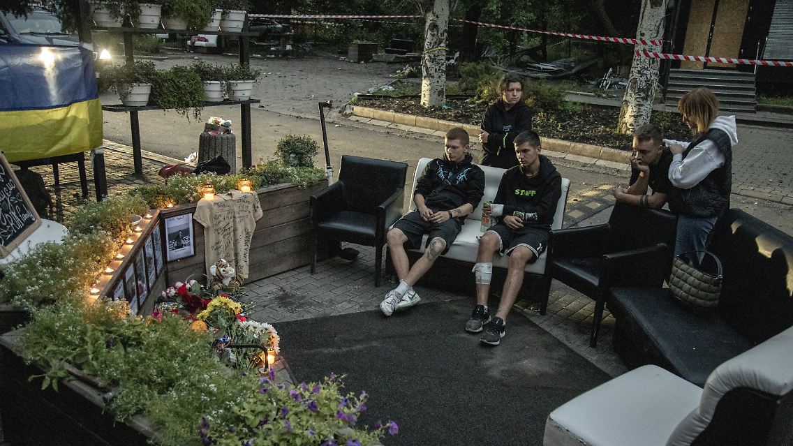 Freunde und Kollegen trauern in Kramatorsk um die Toten.