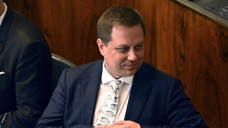 Er genieße jedoch weiterhin das Vertrauen seiner Partei und Fraktion, behauptet Vilhelm Junnila.