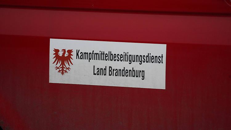 Wie der Mitarbeiter des Kampfmittelbeseitigungsdiensts  an die Waffen gelangte, ist noch unklar.