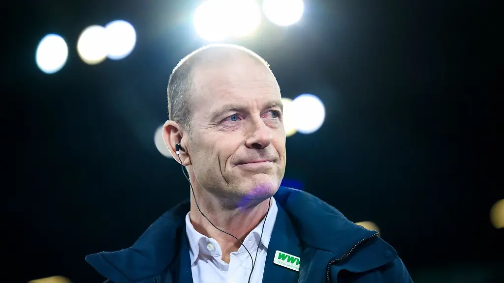 Fussball-Bundesliga-FC-Augsburg-SC-Freiburg-23-Spieltag-WWK-Arena-Augsburgs-Trainer-Jess-Thorup-steht-vor-dem-Spiel-im-Stadion