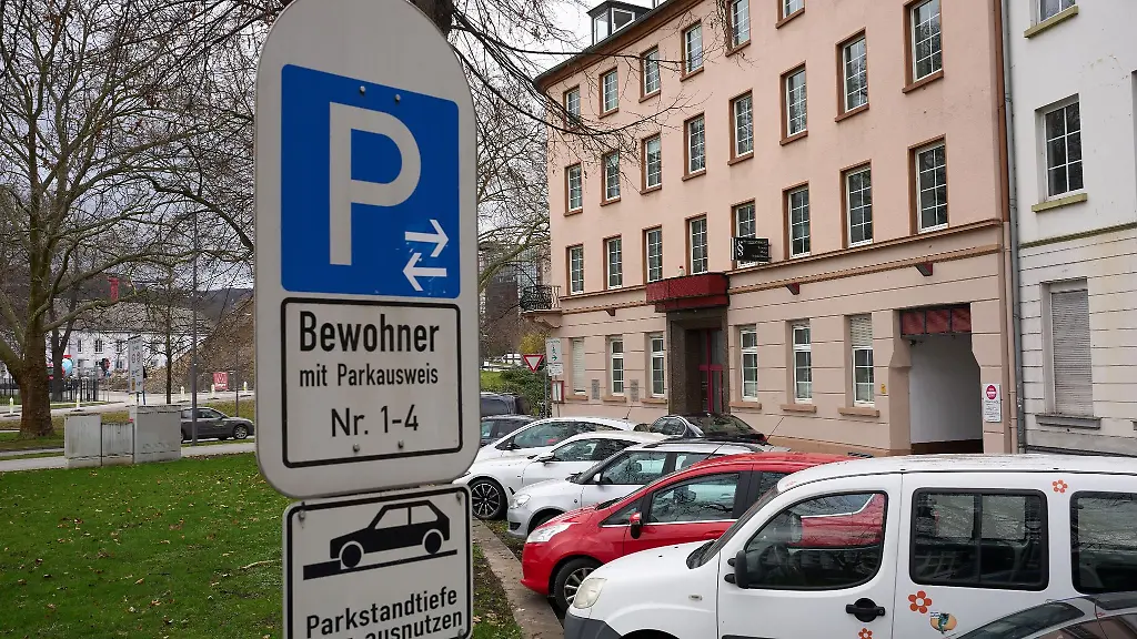 PKW-parken-in-einer-Anwohnerparkzone-in-Koblenz-Die-Gebuehr-wird-aus-der-folgenden-Formel-berechnet-Laenge-mal-Breite-mal-45-Cent-mal-52-Wochen