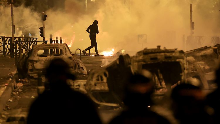 Im Großraum Paris und in weiteren Städten gingen vergangene Nacht knapp 2000 Autos in Flammen auf.