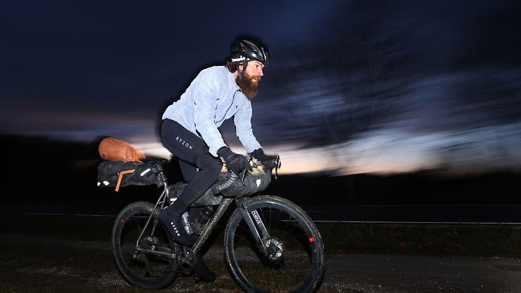 Deichmann - hier bei seinem Triathlon um die Welt - will dieses Mal "nur" gut 5500 Kilometer radeln.