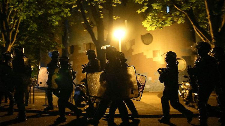 In Frankreich sind, wie hier in Nanterre, Zehntausende Polizeikräfte im Einsatz.