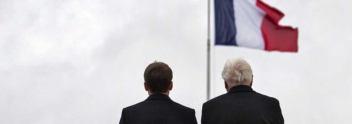 Bundespräsident Frank-Walter Steinmeier (r) und der französische Präsident Emmanuel Macron nehmen an einer Gedenkzeremonie teil. (Archiv)