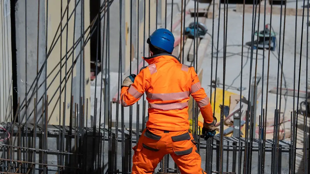 Harter-Arbeitsalltag-Ein-Bauarbeiter-verlegt-auf-einer-Baustelle-Stahlmatten