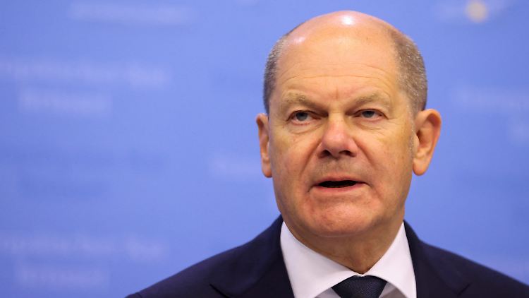 Die Bundesregierung werde "dafür sorgen, dass sich alle Bürgerinnen und Bürger unseres Landes sicher sein können, dass sie, ihre Kinder und Enkel eine gute Zukunft vor sich haben", sagte Scholz.