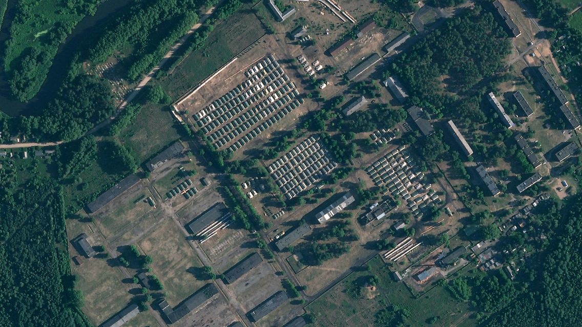 Dieses von Planet Labs PBC zur Verfügung gestellte Satellitenbild zeigt kürzlich errichtete Zelte auf einem ehemaligen Militärstützpunkt außerhalb der belarussischen Stadt Osipowitschi.