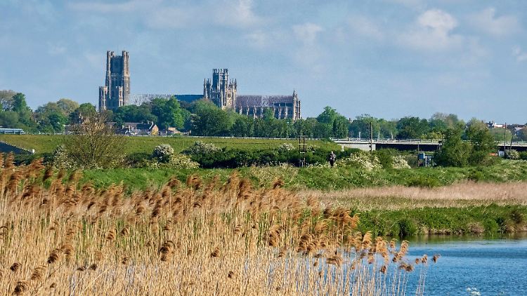 Ein Blick auf die Kathedrale von Ely, Cambridgeshire. 