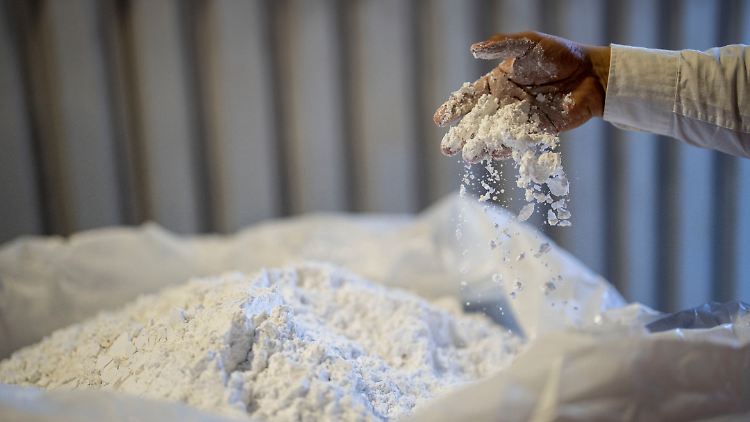 Die Mitgliedsstaaten einigten sich darauf, dass künftig mindestens die Hälfte des jährlichen Verbrauchs der strategisch besonders wichtigen Rohstoffe in der EU verarbeitet werden soll - das Bild zeigt Lithium-Produktion in Chile. 