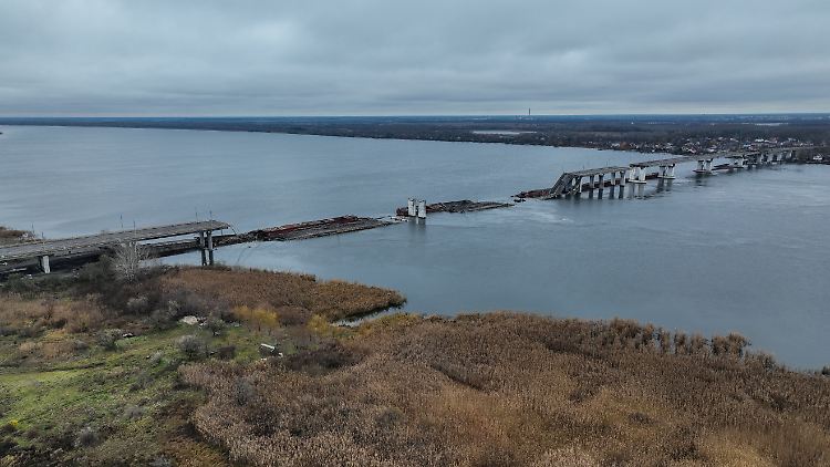 Einen Teil der Antoniwka-Brücke haben russischen Truppen bereits im November bei ihrem Rückzug aus der Regionalhauptstadt Cherson ans andere Flussufer zerstört.