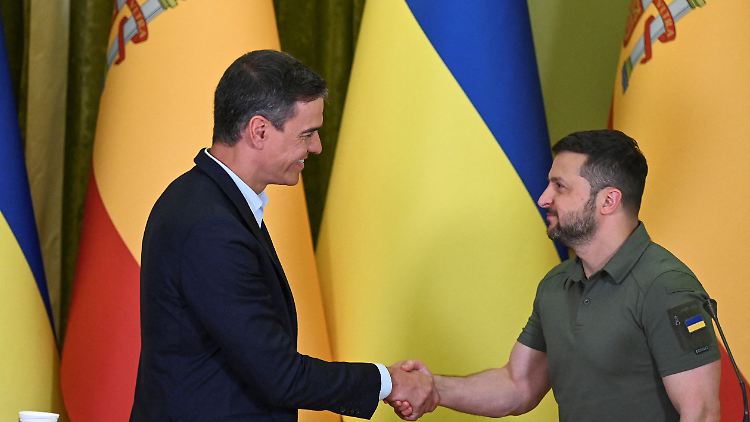 Der ukrainische Präsident Selenskyj dankte dem spanischen Ministerpräsidenten Sánchez für seinen "wichtigen Besuch" in Kiew. 
