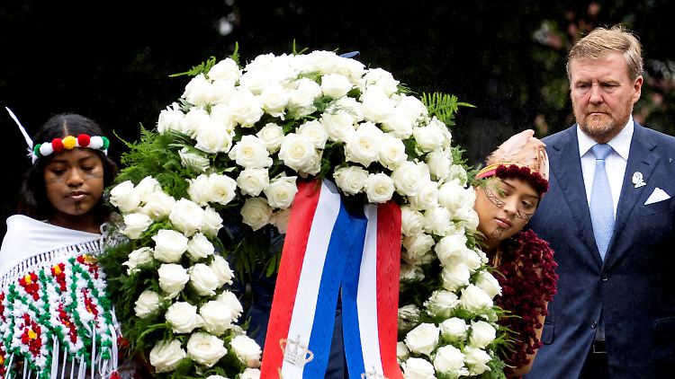 Im Amsterdamer Oosterpark legt Willem-Alexander einen Kranz nieder.