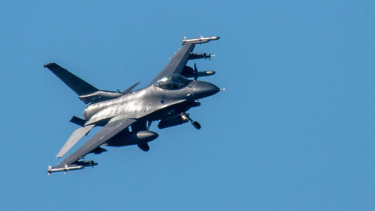 Bis die ersten F-16 in der Ukraine im Einsatz sind, wird wohl noch mindestens ein halbes Jahr vergehen. 
