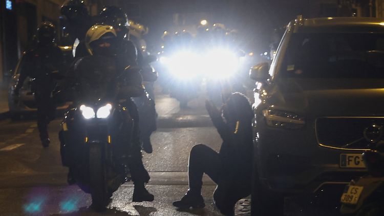 Massive Polizeipräsenz in Paris. Auch in vielen weiteren Städten sind mehr Sicherheitskräfte im Einsatz als sonst.