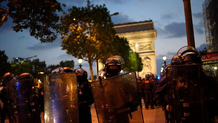 Rund 45.000 Polizisten und Gendarmen wurden auch in der fünften Nacht in Folge als Ordnungskräfte mobilisiert. 