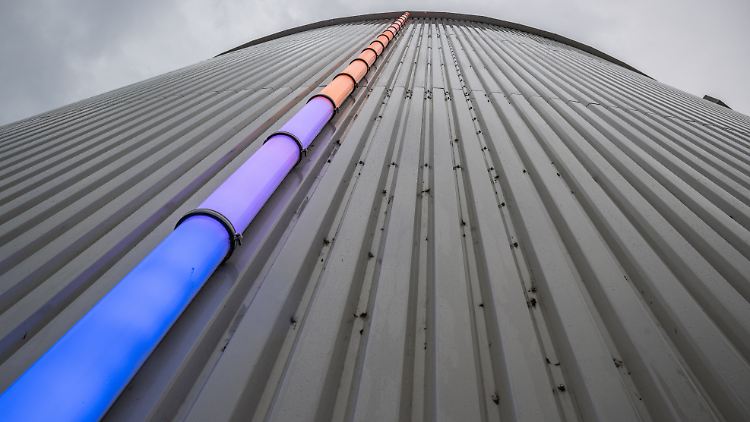 Die Wärmeplanung soll in Großstädten ab 2026 und für die restlichen Kommunen ab 2028 vorliegen - hier ein Wärmespeicher mit Füllstandanzeige auf dem Gelände der Fernheizwerk Neukölln AG.