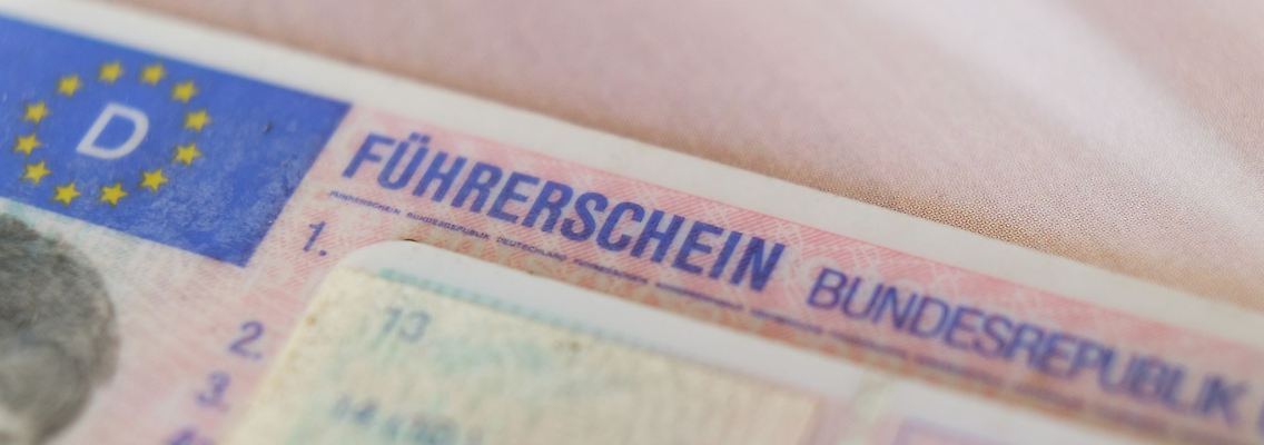 Zwei Führerscheine liegen auf einem Tisch.
