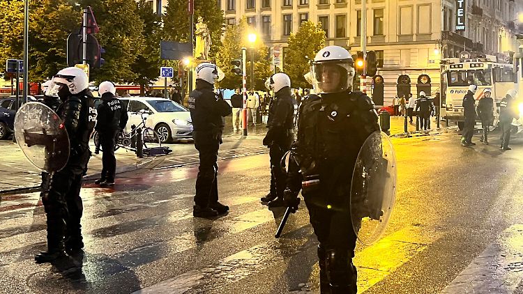 Mit einem Großaufgebot der Polizei will Frankreich weitere gewaltsame Krawalle verhindern.