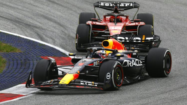 Max Verstappen fährt und alle anderen fahren hinterher.
